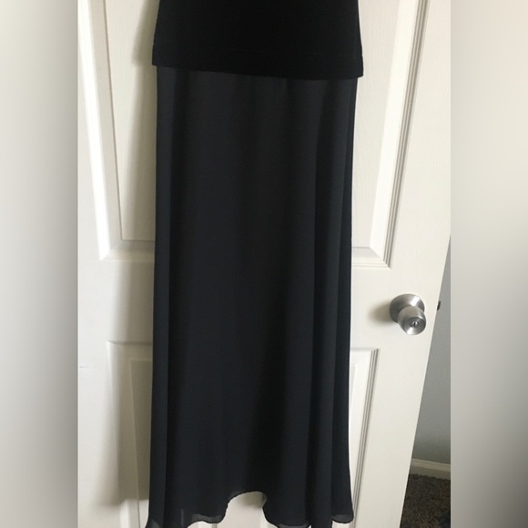 Full-length Black Velvet & Crepe Gown, Size 6 - Picture 3 of 5